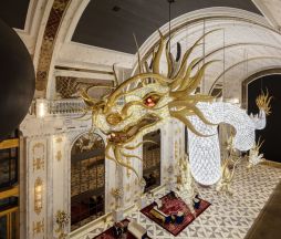 Největší svítící šperk visí v lobby hotelu na ostrově Saipan