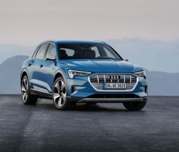 Audi e-tron je prvním sériově vyráběným modelem značky se čtyřmi kruhy s čistě elektrickým pohonem