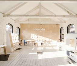 Podzim v Devoto: nový showroom, výrobní hala, dřevostavby i sprchové systémy