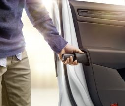 „Den deštníků“: Řidiči vozů ŠKODA mají svůj deštník vždy při ruce