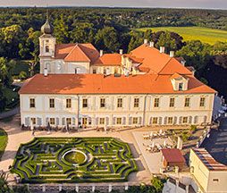 Na Zámku Loučeň se snoubí městské služby s venkovskou srdečností